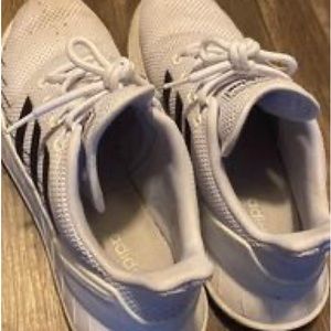 Classic adidas sneakers in good condition- super comfortable and stylish